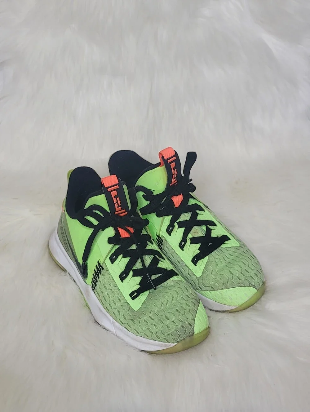 Nike LeBron Witness 5 Grinch Size 4.5y